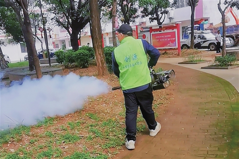 切實筑牢群眾健康防護屏障